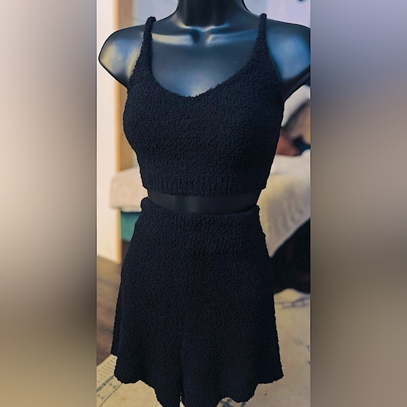 SHEIN Pants - SHEIN black fuzzy crop top and high waist short set, size L